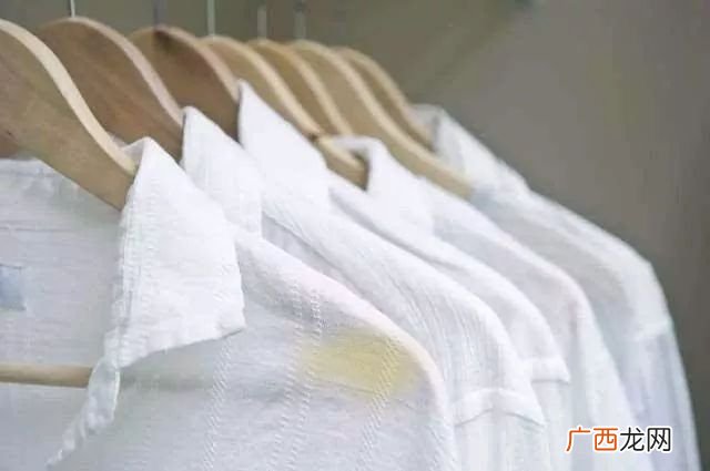 衣服上积久的汗渍清洗,怎么洗掉衣服上的汗渍？