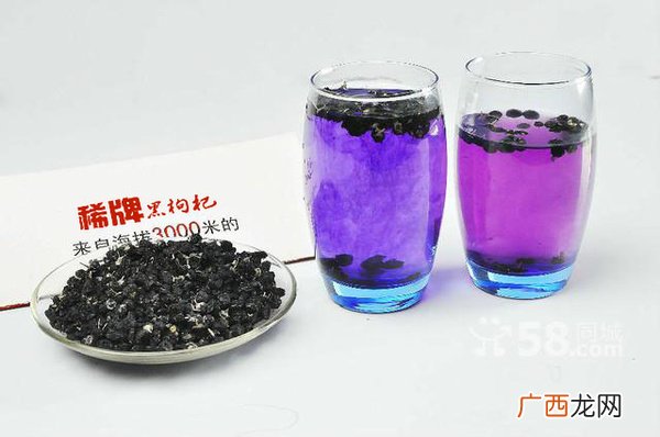 黑枸杞泡水后什么颜色,买了两年的黑枸杞泡出来是黄色的，是真的黑枸杞？