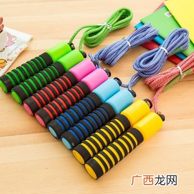 跳绳如何调节绳的长短,迪卡侬跳绳怎么调节长度?