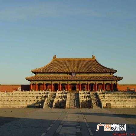明朝故宫建成于明朝。1406年永乐皇帝朱棣为了完成自己父亲