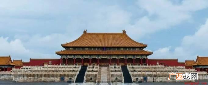 明朝故宫建成于明朝。1406年永乐皇帝朱棣为了完成自己父亲