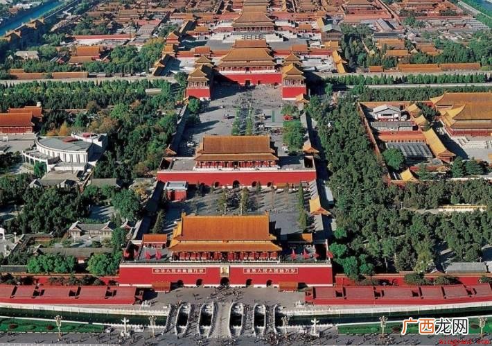 明朝故宫建成于明朝。1406年永乐皇帝朱棣为了完成自己父亲
