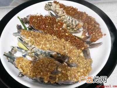小青龙的做法共有4步,可做清蒸青龙、青龙鲍鱼焖鸡、蒜蓉蒸小青