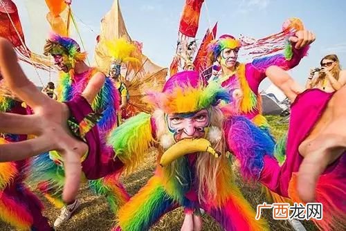 英国女王住的地方叫什么宫,白宫和白金汉宫有联系吗？