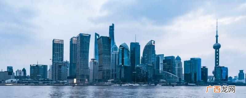 上海街头墓碑,普雄路人行道上一片景观墙造型类似墓碑 上海街头墓碑在哪条路