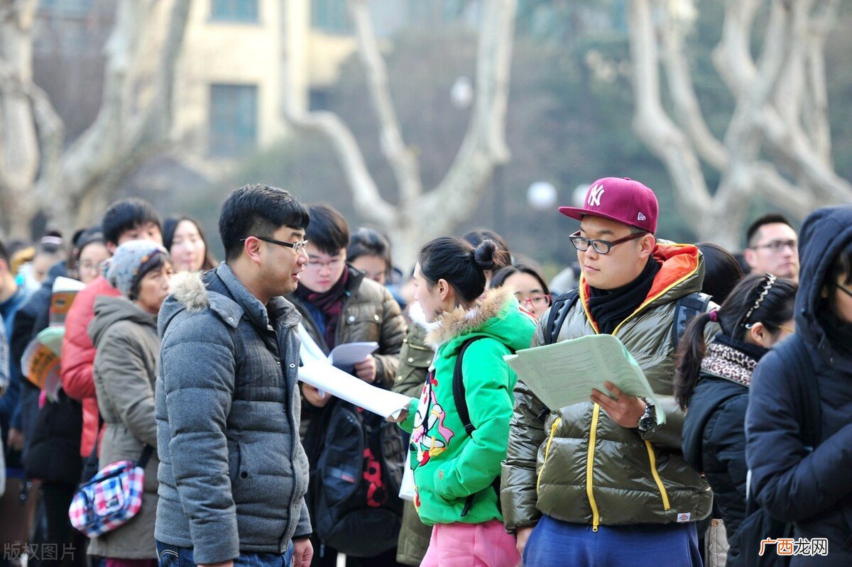 当初中老师一个月能挣多少钱 初中老师收入一般多少钱