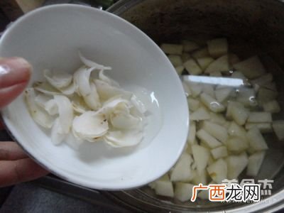 煮梨水都放什么东西,怎么煮梨水？
