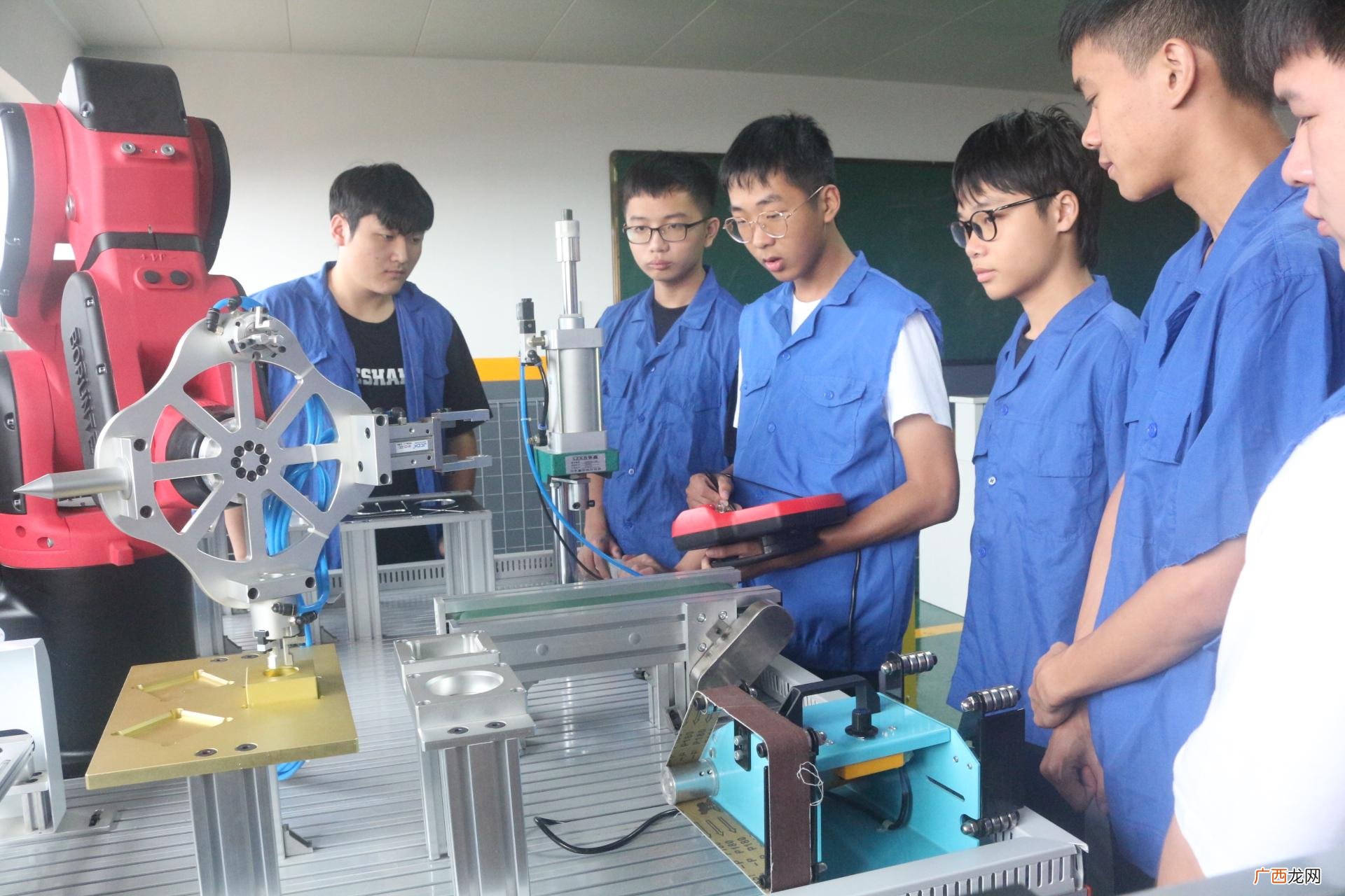 初中毕业的男生学这5个专业，就业率高 男生上技校学什么好