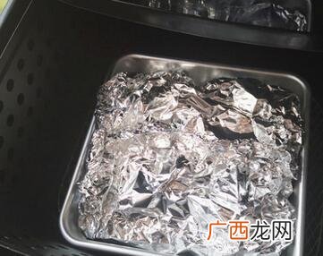 空气炸锅要不要垫锡纸,空气炸锅会把锡纸吸进去吗？