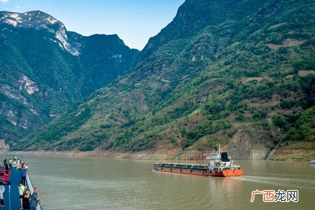 这句话说明了李白什么心情 轻舟已过万重山表达什么意思
