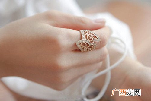 戒指戴大拇指什么意思,手指戒指位置意义顺口溜？