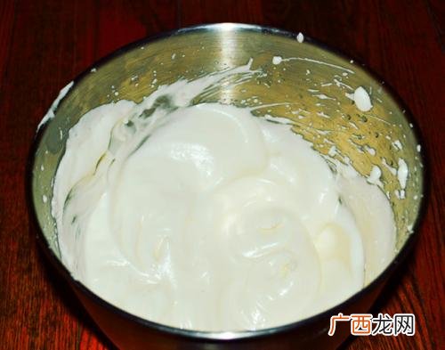 手动打发蛋清要多久,自己手动打发蛋白问题，里面有颗粒怎么回事？
