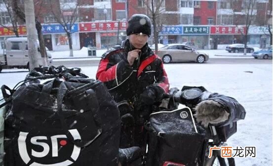 cosplay外卖送餐和快递小哥的标准配置 冲锋衣是什么意思