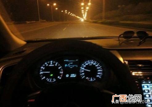 高速公路远光灯使用规定 高速路上能使用远光灯