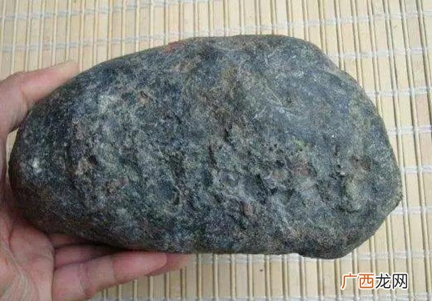 如何判断翡翠原石是什么石头 什么是翡翠原石