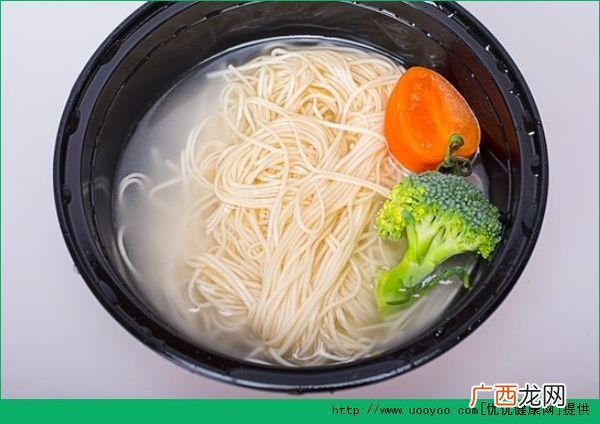 面条碱性还是酸性食物,挂面里含碱吗？