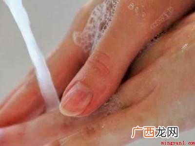 苍蝇胶粘手上怎么办