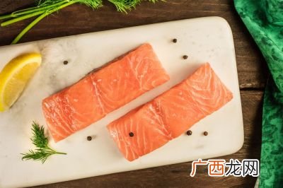 三文鱼是发物吗,一周半宝宝能吃三文鱼吗？