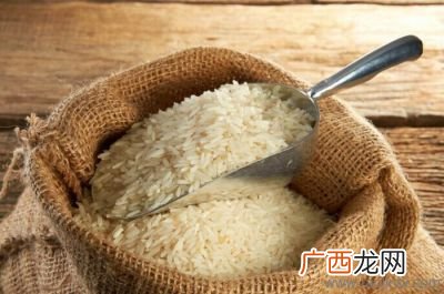 大米里白色的虫子是蛆吗,食用大米里面长了白色的虫子，还可以继续使用么？该怎样除虫？