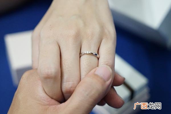 结婚戒指戴左手还是右手,结婚了戒指戴哪个手指？