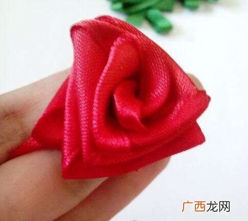 如何做丝带玫瑰花,如何用丝带做花？