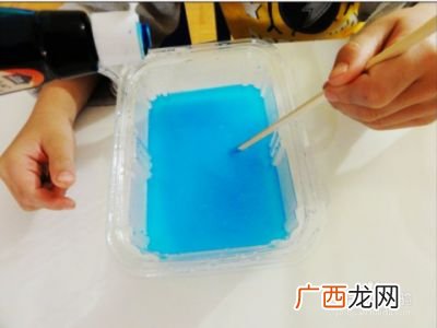 用彩泥怎么做起泡胶,起泡胶和泥放一起吗？