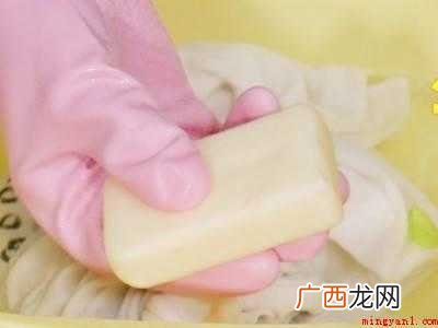 李子水染到衣服上怎么办
