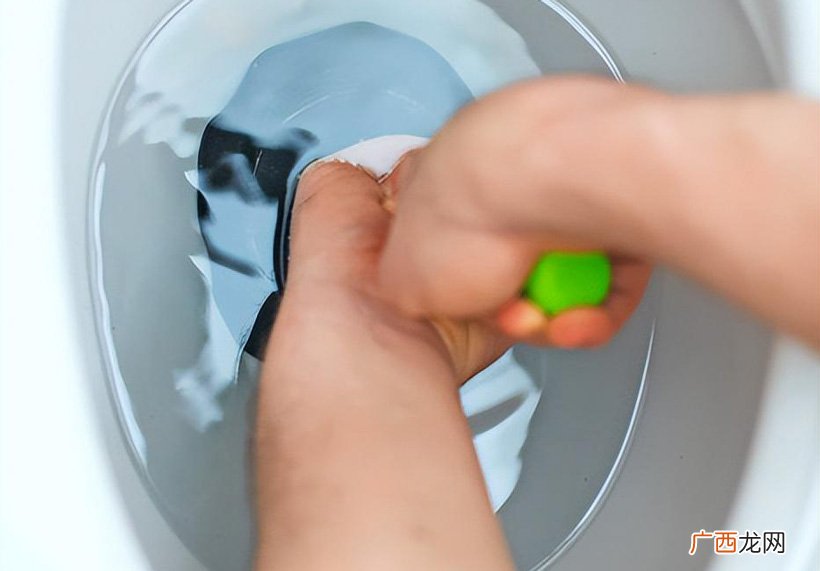 疏通马桶堵塞有效的方法 马桶堵了但还缓慢下水怎么通最快