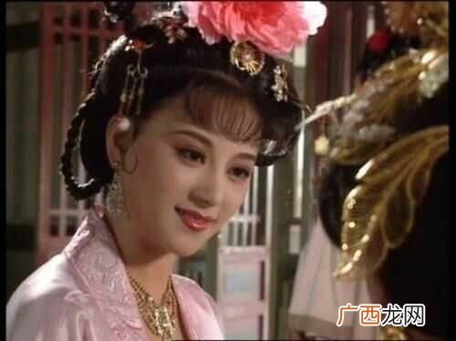 一颦一笑下一句是什么,一颦一笑一剑走, 汗和花来泪碾尘什么意思？