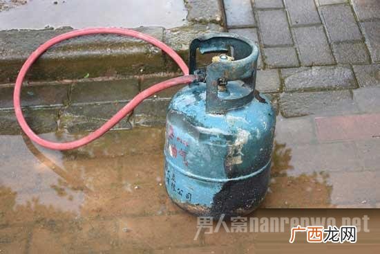 煤气罐怎么安装,煤气罐的那个接口处应该怎么接？