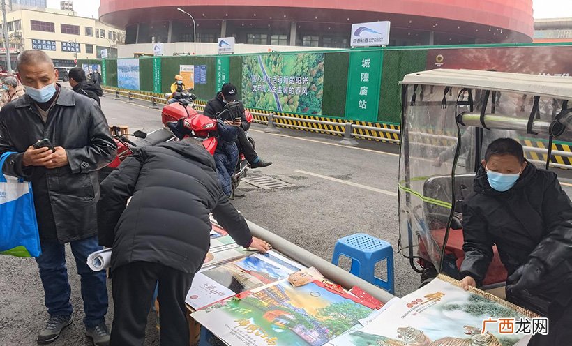 商家恢复:面相太凶老虎生肖挂历遇冷,市民吐槽虎年挂历难买!