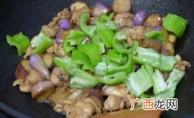 鸡胸肉可以炒什么,木耳，芹菜，鸡肉可以一起炒吗？