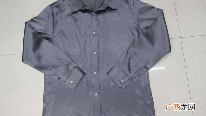 衣服皱了没有熨斗怎么办,衣服皱了没有熨斗怎么办？