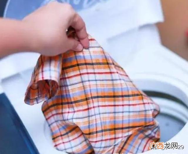 衣服皱了没有熨斗怎么办,衣服皱了没有熨斗怎么办？