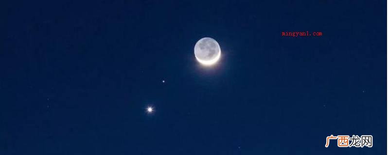 月亮边上那一个最靓的星星叫金星 在月亮旁边那颗较亮的星星叫什么
