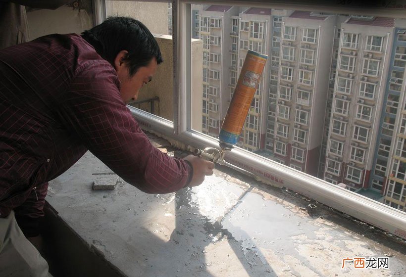 手、衣服和墙上的发泡胶清楚方法 发泡胶用什么能洗掉