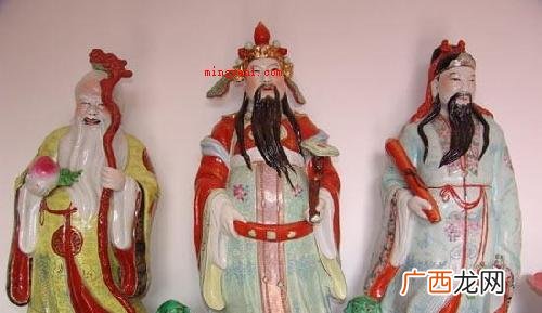 初五零晨迎接财神的二种,分成财帛星君,及其福禄寿三星 财神爷画像贴在家里什么位置？