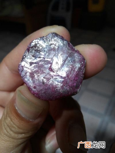 如何辨别红宝石原石,红宝石原石和石榴石原石有什么区别？