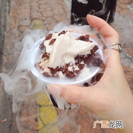 冒烟冰淇淋原理,为什么油炸冰淇淋的外面是热的，而里面是冰的呢？油炸冰淇淋运用了什么原理呢？