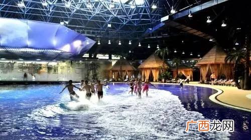 杭州地区哪里有水世界,用英语介绍西湖，五句加中文？