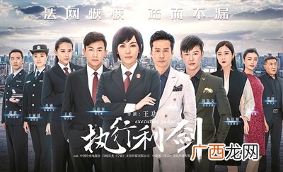 李大龙是啥电视剧,老爷子临死举三个手指头电视剧名字？
