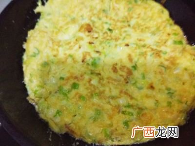 摊鸡蛋饼的做法,鸡蛋饼是鸡蛋和面还是单独放鸡蛋？