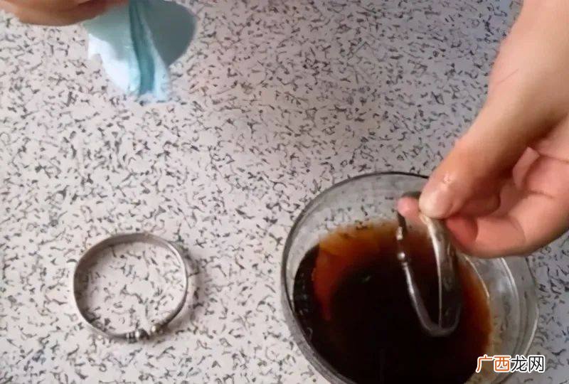 银镯子怎么清洗变亮泽,银手镯变色是什么原因？