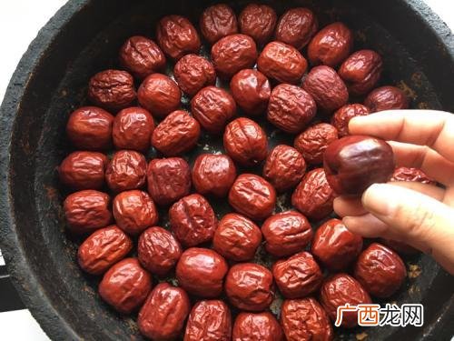 炒红枣怎么炒,炒红枣是要切开炒还是整颗炒？