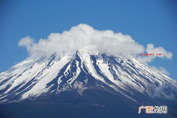 简略回应“有雨山戴帽,无雨半山腰” 有雨山戴帽无雨半山腰什么意思