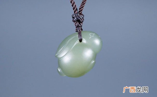 属兔的人适合戴玉 属兔的戴玉好还是金