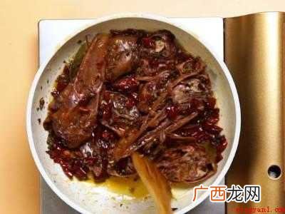 干锅鸭头怎么吃