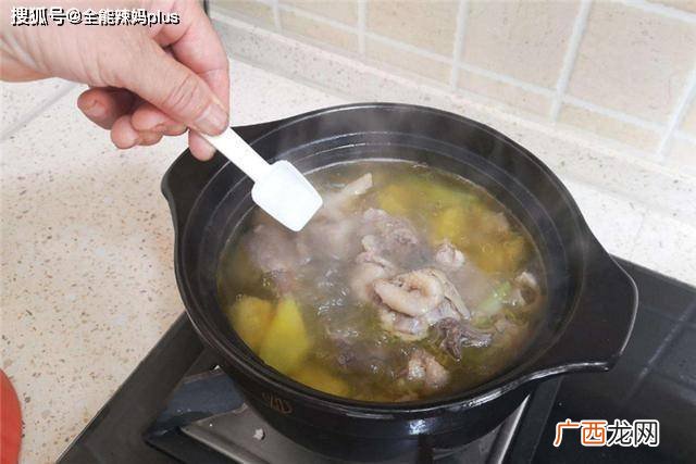 炖母鸡汤怎么炖好吃又好喝,怎么炖老母鸡汤鲜好喝？
