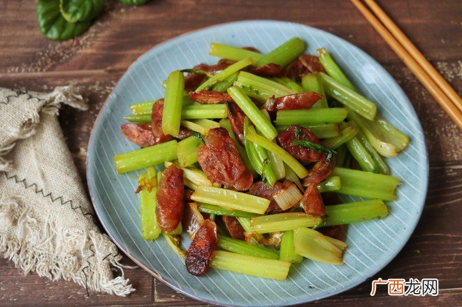 腊肠炒芹菜怎么炒好吃,西芹炒腊肠的做法大全？