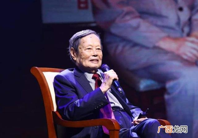 中科院院士杨振宁改回中国籍了吗 杨振宁国籍是哪里
